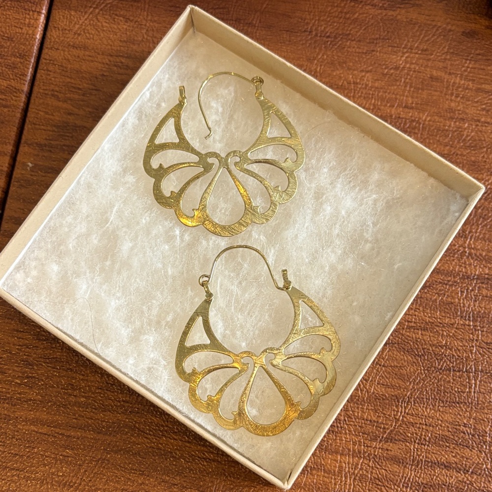 Chic Gold Filigree Earrings